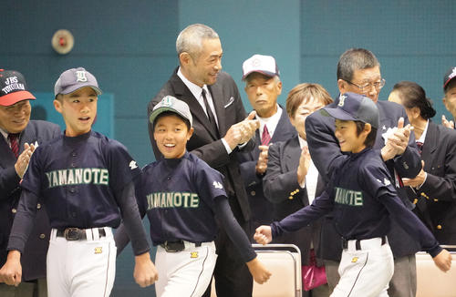 第24回イチロー杯争奪学童軟式野球大会表彰式　子どもたちを拍手で迎えるイチロー氏（撮影・森本幸一）