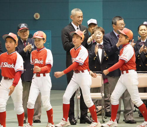 第24回イチロー杯争奪学童軟式野球大会表彰式　子どもたちを拍手で迎えるイチロー氏（撮影・森本幸一）