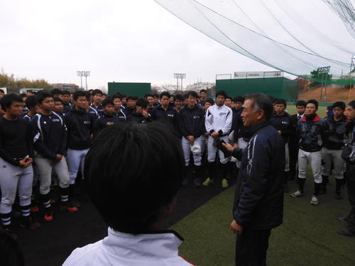 この日で2019年の練習納めとなった関大ナインは早瀬万豊監督の話を聞く