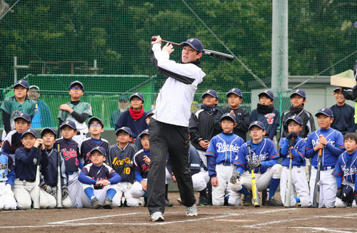野球教室を開いた西武秋山は子どもたちの前で打撃を披露する（撮影・足立雅史）