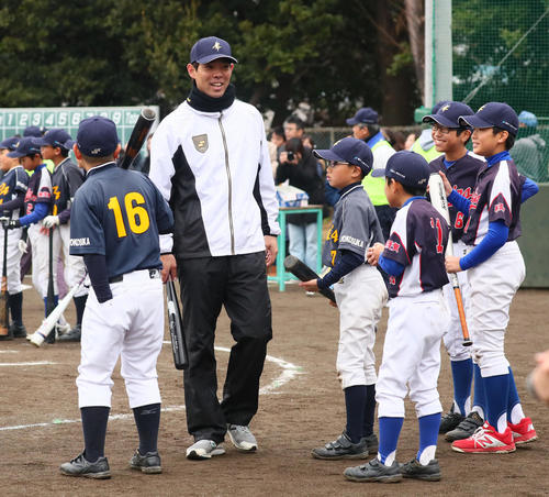 野球教室を開いた西武秋山は子どもたちの前で笑顔を見せる（撮影・足立雅史）