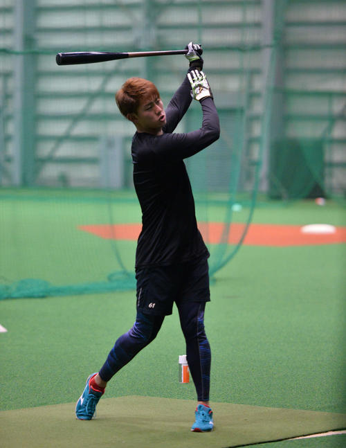 トス打撃に励む日本ハム姫野（撮影・田中彩友美）