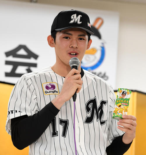 ササキのマーチを手に笑顔を見せるロッテドラフト1位大船渡・佐々木（2019年12月9日）
