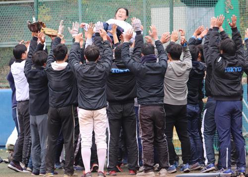 試合中、4年間チームを支えた女子マネジャーが順番に胴上げされた（撮影・古川真弥）