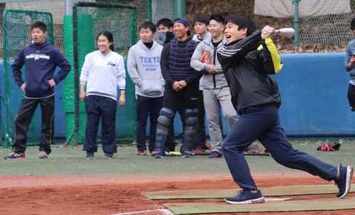 左中間へ二塁打を放つ柳田主務（右）（撮影・古川真弥）
