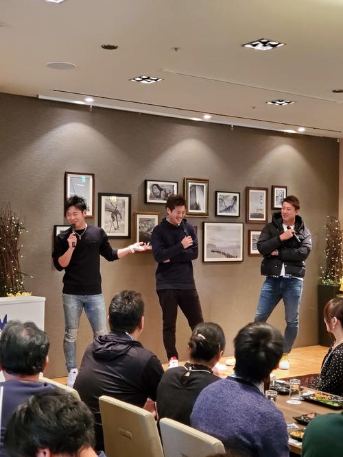 ファンミーティングで笑いを誘う左からオリックス近藤、山田、杉本