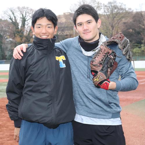 引退試合後、肩を組む辻居（右）と笠原の東大新旧主将（撮影・古川真弥）