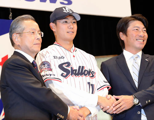 ヤクルト新入団選手発表会で高津臣吾監督（右）と衣笠球団社長（左）と握手する奥川恭伸（2019年12月3日撮影）
