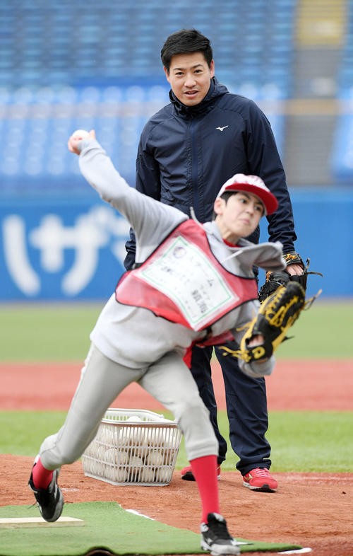 よしもとエンジョイベースボールで投球指導する楽天牧田（撮影・滝沢徹郎）