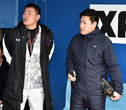 よしもとエンジョイベースボールに参加した阪神福留（左）と楽天牧田（撮影・滝沢徹郎）