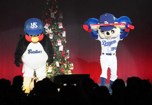 入場し歓声を浴びるドアラ（右）とつば九郎（撮影・森本幸一）