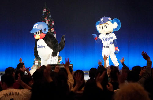ドアラ・つば九郎クリスマスディナーショー2019　入場しあいさつをするドアラとつば九郎（撮影・森本幸一）