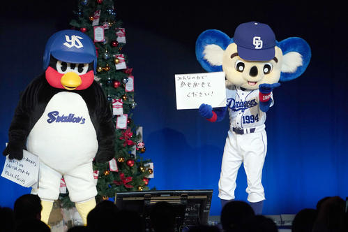 ドアラ・つば九郎クリスマスディナーショー2019　入場しあいさつをするドアラとつば九郎（撮影・森本幸一）