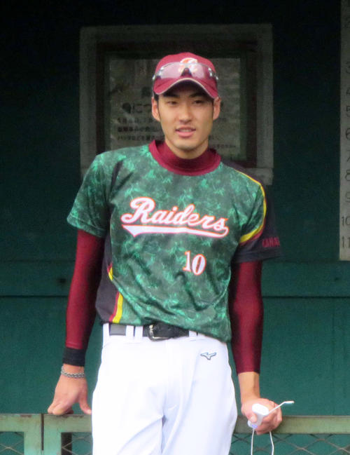 リラックスした表情で試合を見守る相模台レイダース・杉浦健二郎投手（撮影・湯本勝大）