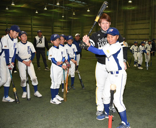 子どもたちに打撃指導する甲斐（撮影・今浪浩三）