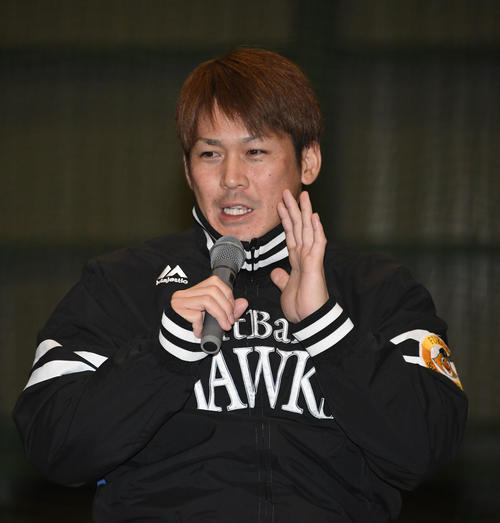 質問コーナーで答える甲斐拓也（撮影・今浪浩三）