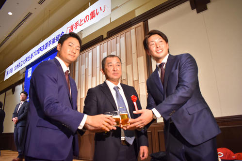 九共大出身プロ野球選手後援会「選手との集い」に参加し、同大上原監督（中央）と乾杯する広島大瀬良（右）と島内（左）