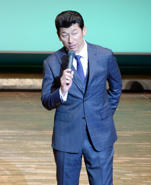 トークショーに出席したDeNA三浦2軍監督（撮影・鈴木正章）