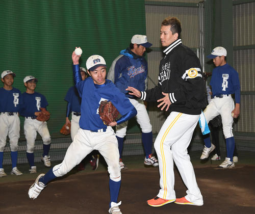 子どもたちに投球指導する千賀滉大（撮影・今浪浩三）