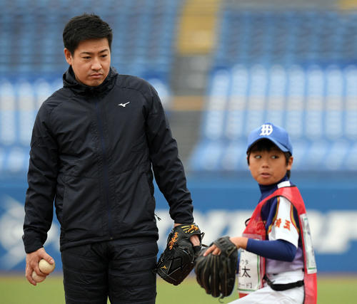 よしもとエンジョイベースボールで投球指導する楽天牧田（撮影・滝沢徹郎）