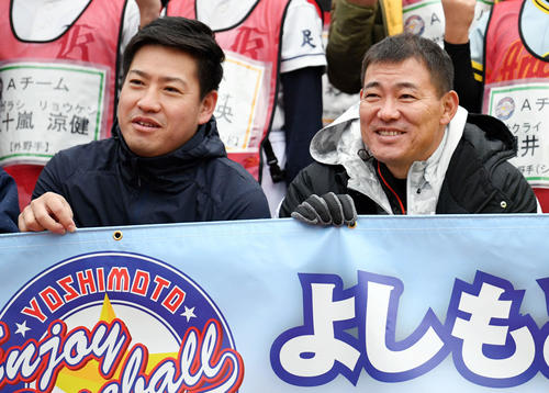 よしもとエンジョイベースボールを終え笑顔で記念撮影する楽天牧田（左）と阪神福留（撮影・滝沢徹郎）