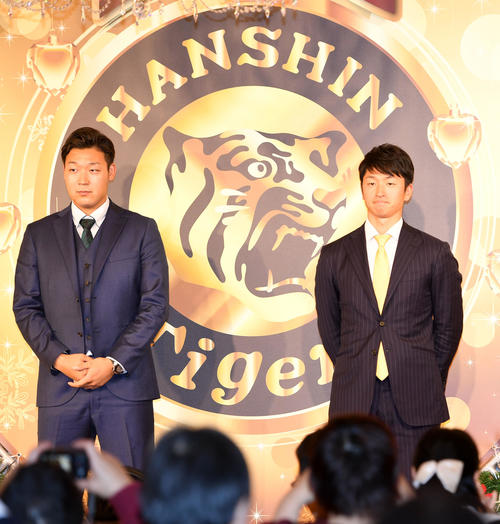 クリスマスプレミアムパーティーに出演した大山（左）と近本（撮影・前岡正明）