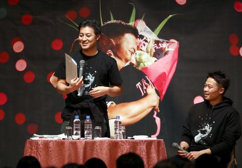 札幌市内で行われたトークショーで参加者から履歴書を手渡される日本ハム田中SA。右は中島（撮影・黒川智章）