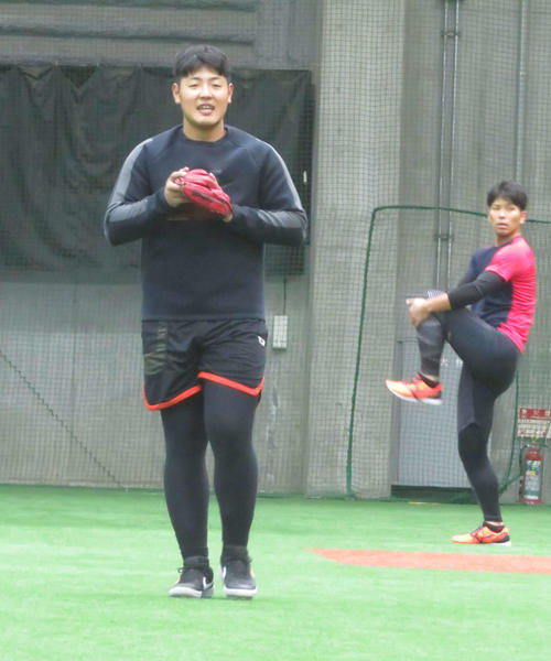 笑顔でキャッチボールする巨人岡本（撮影・久保賢吾）
