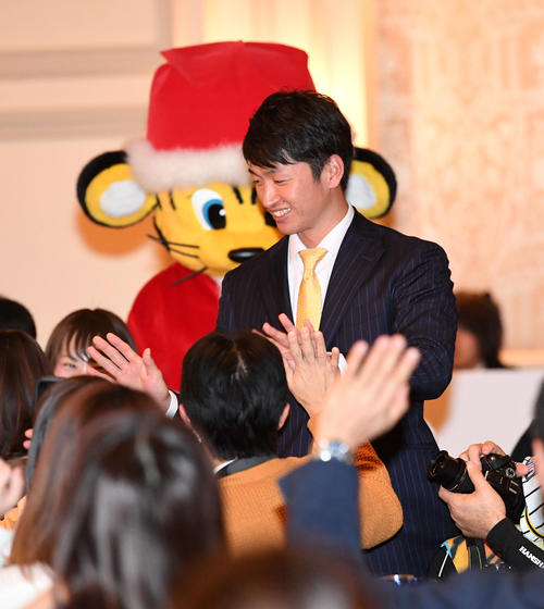 クリスマスプレミアムパーティーに出演しファンと笑顔でタッチする近本（撮影・前岡正明）