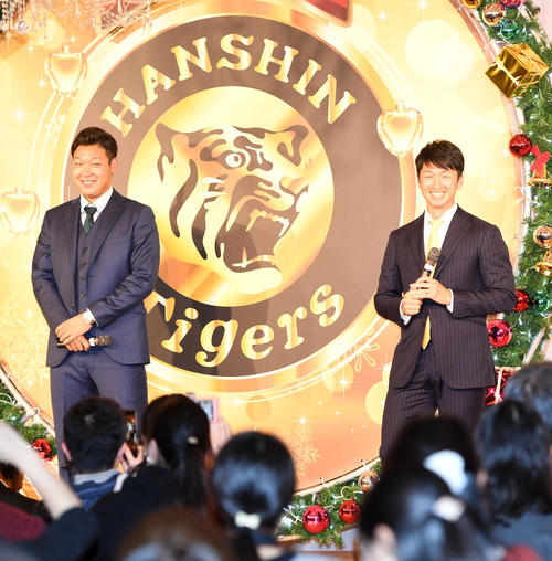 クリスマスプレミアムパーティーに出演した大山（左）と近本（撮影・前岡正明）