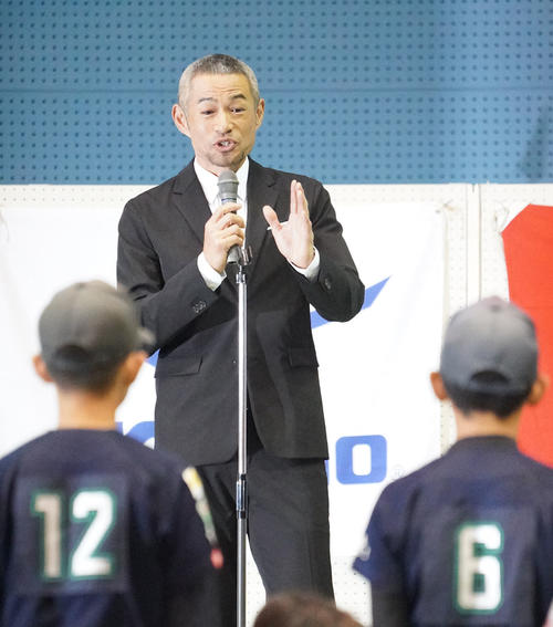 子どもたちに話をするイチロー氏（撮影・森本幸一）