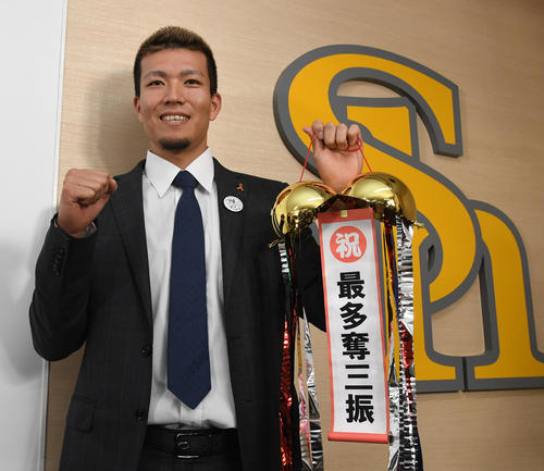 契約更改を終え笑顔のソフトバンク千賀滉大（撮影・今浪浩三）