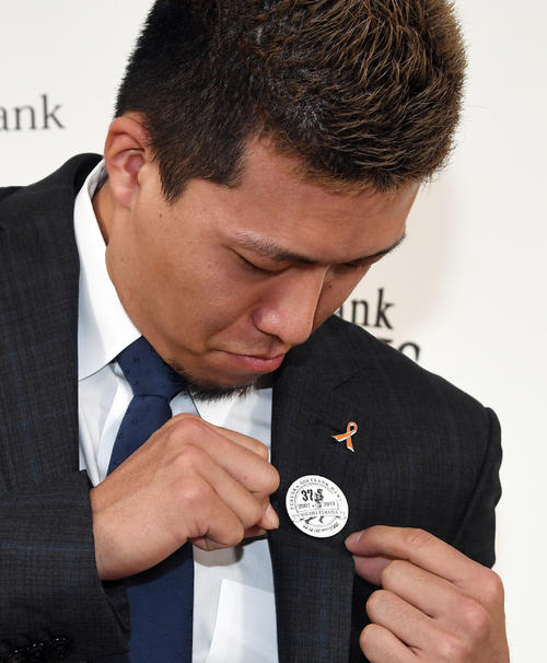 福田秀平のバッジを胸に付け、契約更改の会見をした千賀（撮影・今浪浩三）