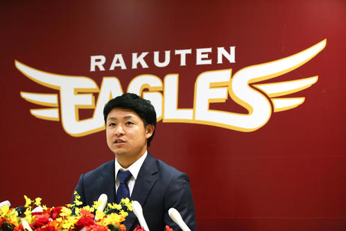 楽天に加入し会見に臨む酒居（撮影・足立雅史）