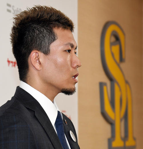推定1億4000万円増の3億円でサインし会見する千賀（撮影・今浪浩三）