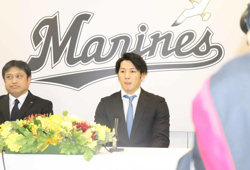 楽天から人的補償で移籍し、入団会見に臨む小野（右）とロッテ松本球団本部長（撮影・久永壮真）