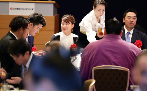 報知プロスポーツ大賞授賞式で渋野（中央）は村上宗（左）らと談笑する。右は阿部（撮影・浅見桂子）
