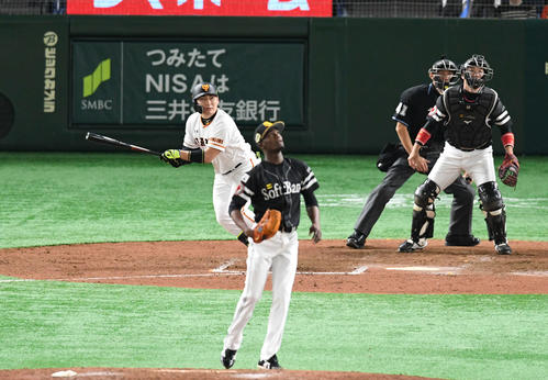 「SMBC日本シリーズ2019」　第4戦　巨人対ソフトバンクで適時二塁打を放つ丸佳浩（2019年10月23日撮影）