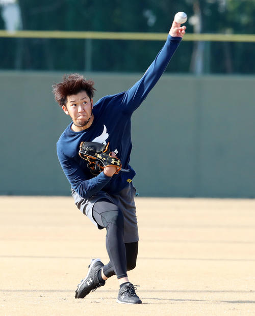 自主練習でキャッチボールする岩貞（撮影・加藤哉）