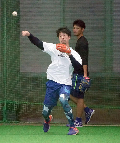 ノックを受ける阿部（手前）後方は又吉（撮影・森本幸一）