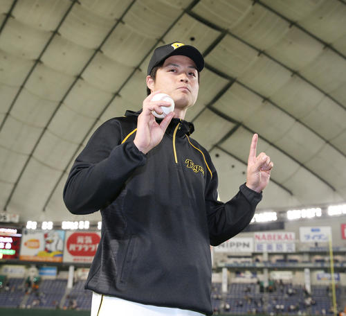 5月15日、巨人戦で初勝利を挙げボールを手にポーズを決める守屋
