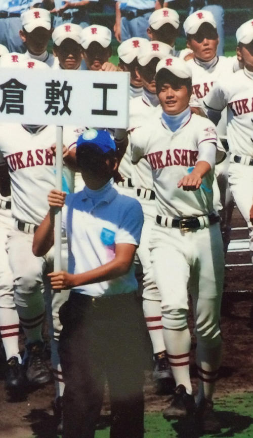 11年7月、全国高校野球選手権岡山大会の開会式で入場行進する倉敷工の守屋（前列右）