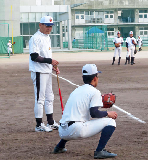 呉港の監督に就任し、選手たちを指導する元阪神の片岡新之介氏（撮影・磯綾乃）