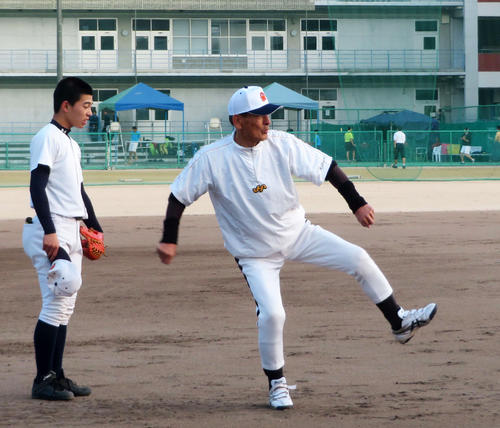 呉港の監督に就任した元阪神の片岡新之介氏は身ぶり手ぶりで選手を指導する（撮影・磯綾乃）