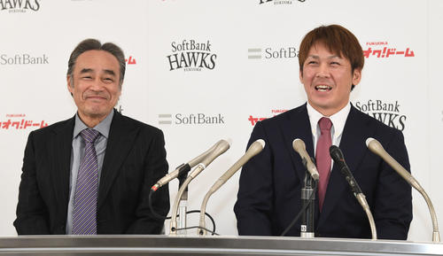契約更改を終え、酒井辰馬弁護士（左）と会見するソフトバンク甲斐拓也（撮影・今浪浩三）