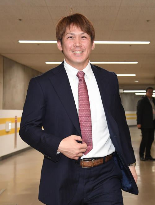 推定1億1000万円で契約を終え引き揚げるソフトバンク甲斐拓也（撮影・今浪浩三）