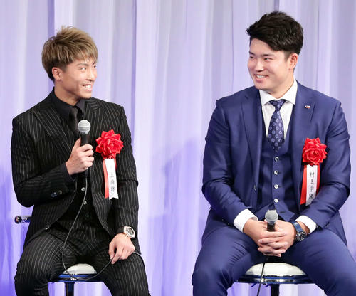 報知プロスポーツ大賞授賞式でボクシング井上尚（左）と見つめ合うヤクルト村上（撮影・浅見桂子）
