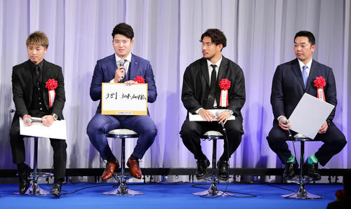 報知プロスポーツ大賞授賞式で来年の抱負を「3割、30本、100打点」と記した村上（左から2人目）。左は井上尚。右から阿部巨人2軍監督、山中（撮影・浅見桂子）
