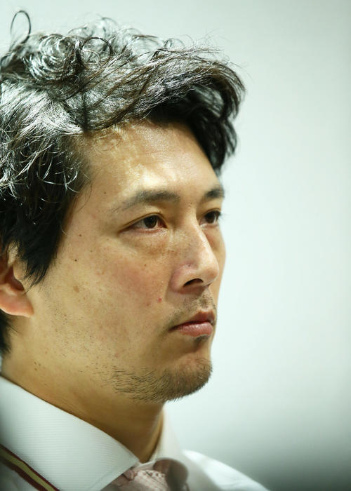 トレードで楽天に加入し会見で意気込みを語る涌井（撮影・足立雅史）
