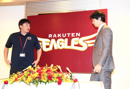 トレードで楽天に加入し会見に臨む涌井（右）。左は石井GM（撮影・足立雅史）